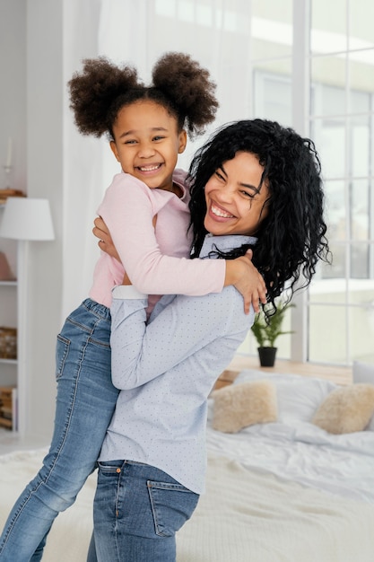 Smiley mère tenant sa petite fille