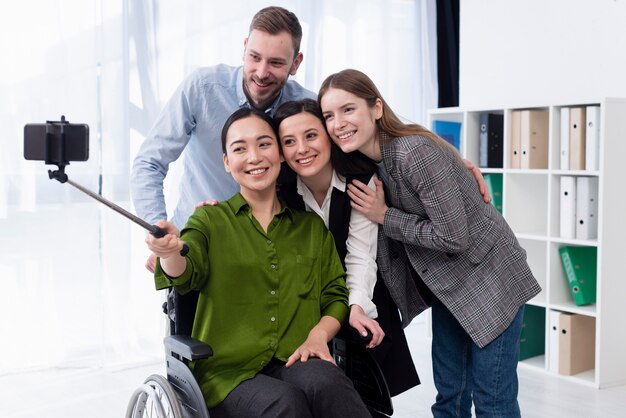 Smiley personnes prenant un selfie