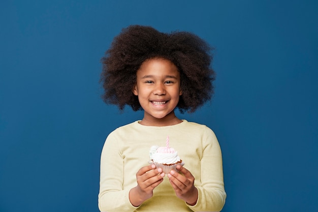 Smiley petite fille fête son anniversaire