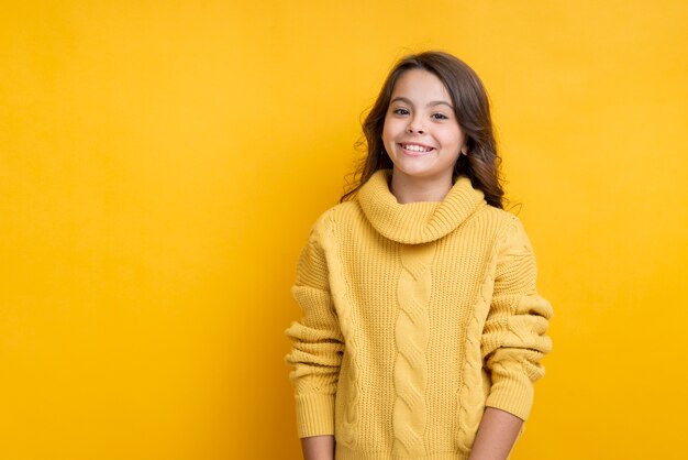 Smiley petite fille portant des vêtements de saison