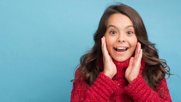 Smiley petite fille sortit pour la saison d'hiver