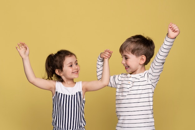 Smiley petits enfants se tenant la main