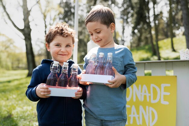 Smiley petits enfants avec vue de face de limonade