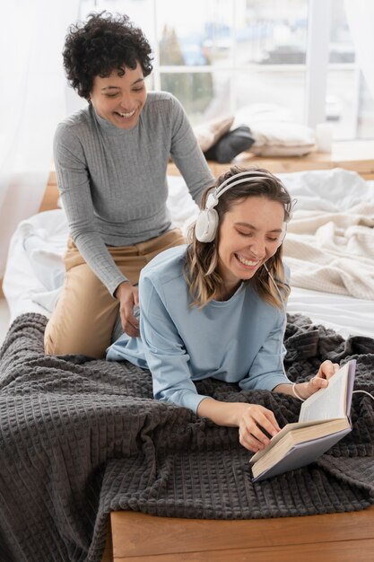 Smiley plein coup femmes au lit