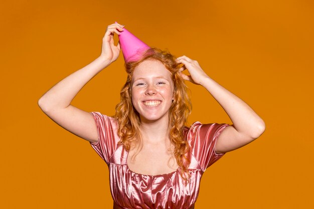 Smiley rousse femme faire la fête pour son anniversaire