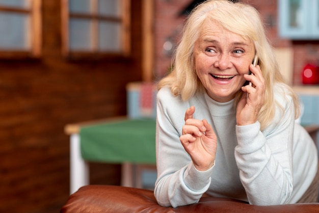 Smiley senior parle au téléphone