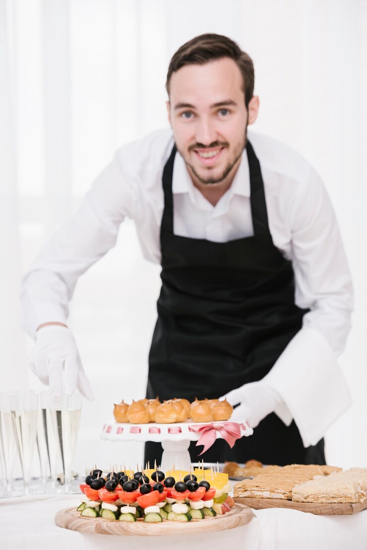 Photo gratuit smiley serveur avec de la nourriture et des boissons sur une table