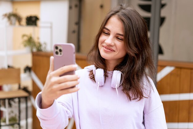 Smiley woman holding device shot moyen