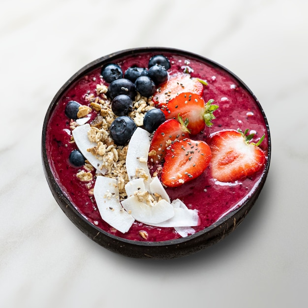 Photo gratuite smoothie à l'açai en coque de noix de coco