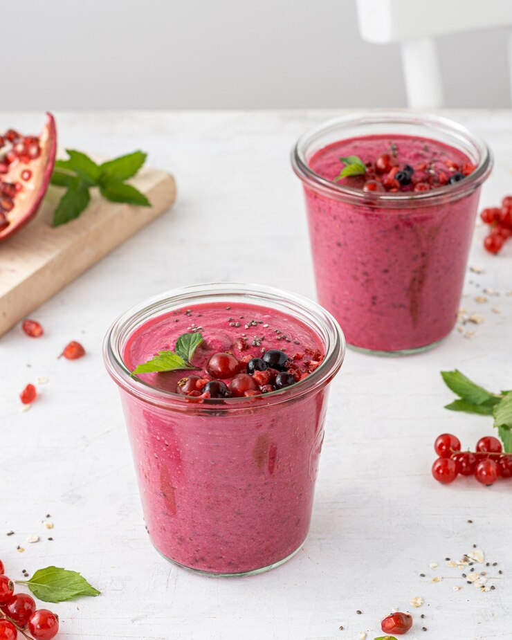 Photo gratuit un smoothie à l'angle élevé avec des fruits savoureux