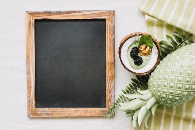 Photo gratuite smoothie d'ardoise et d'été à la noix de coco