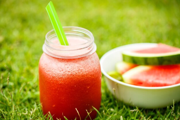 Smoothie au melon d'eau sur l'herbe