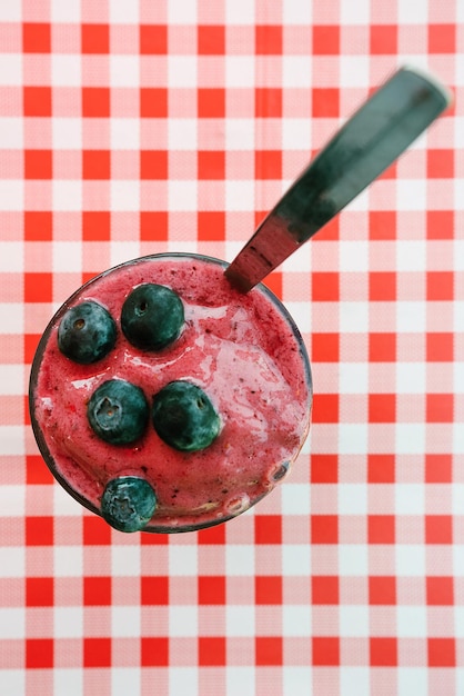 Photo gratuite smoothie aux bleuets sur nappe de pique-nique