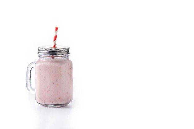 Smoothie aux fraises et bananes fraîches en pot isolé sur fond blanc