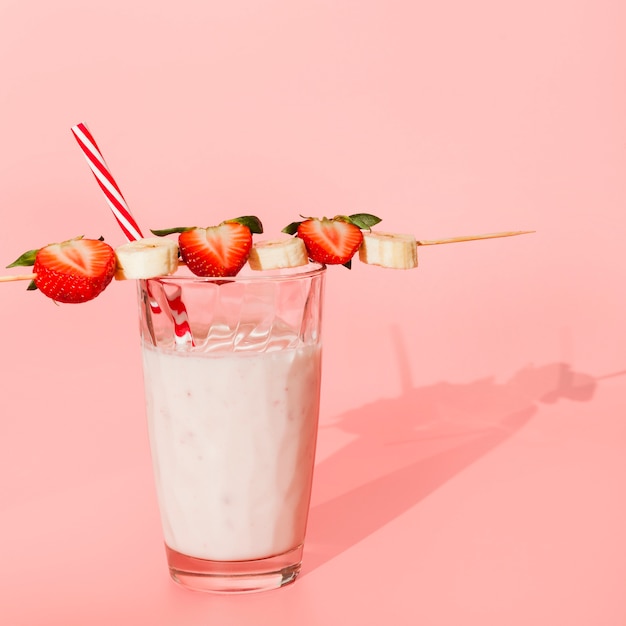 Photo gratuite smoothie aux fraises et bananes