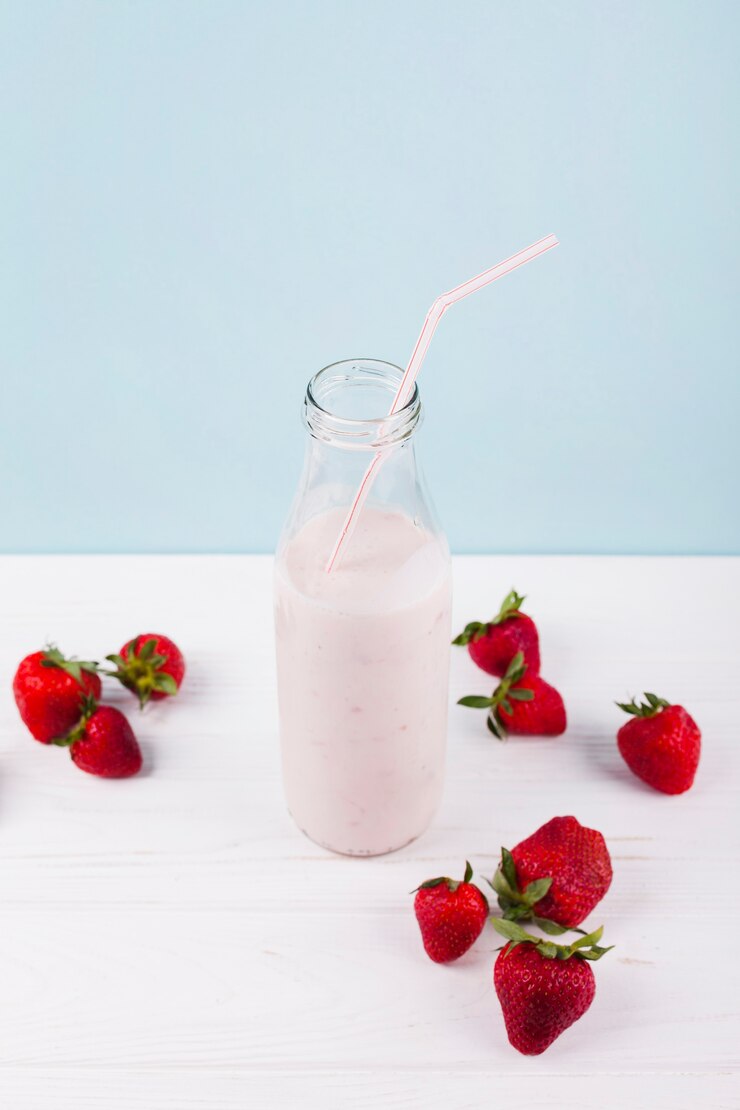 Photo gratuit smoothie aux fraises avec du yaourt en bouteille