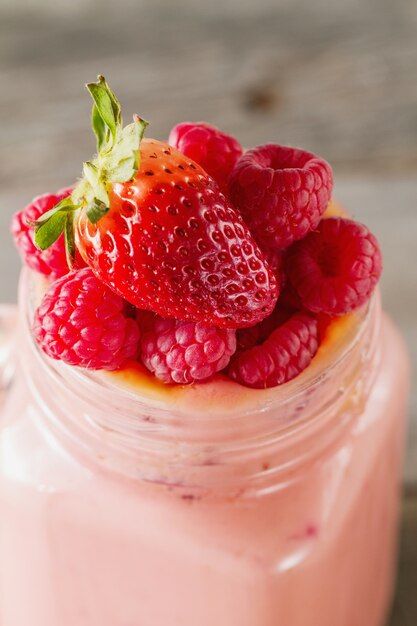 Smoothie aux fraises en gros plan