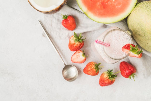 Smoothie aux fraises et ingrédients mûrs