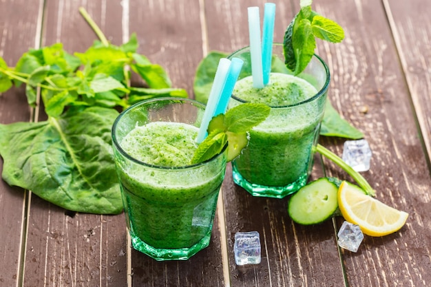 Photo gratuite smoothie aux légumes verts