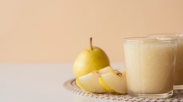 Smoothie aux poires en verre