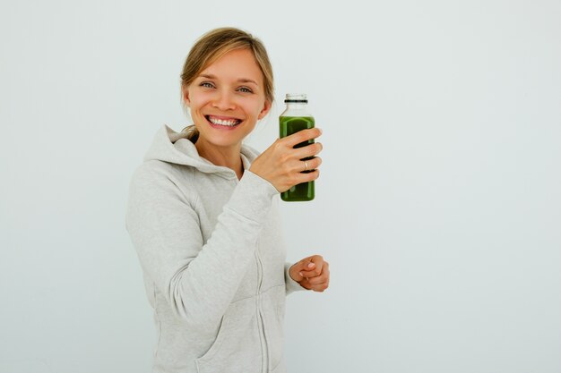 Un smoothie de bonne santé pour femme satisfait