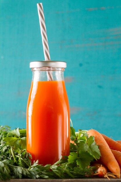 Smoothie à la carotte avec de la paille