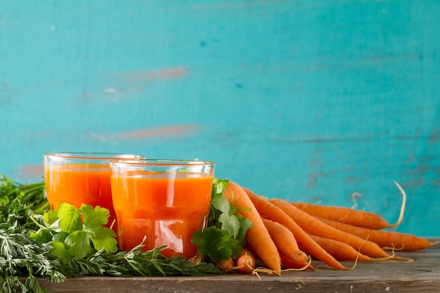 Photo gratuite smoothie de carottes en deux verres