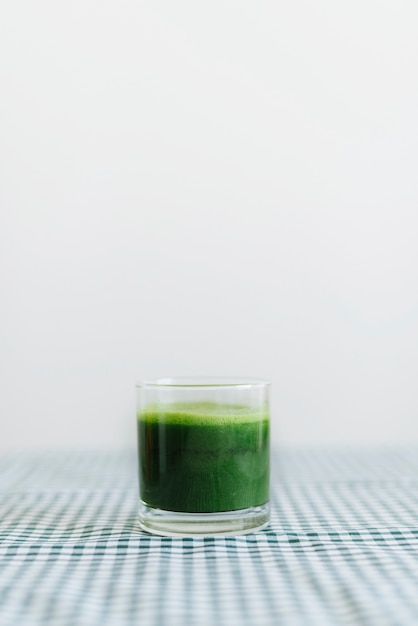 Smoothie de céleri vert en verre sur le bureau