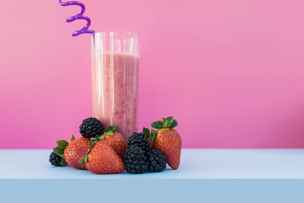 Smoothie délicieux berry en verre