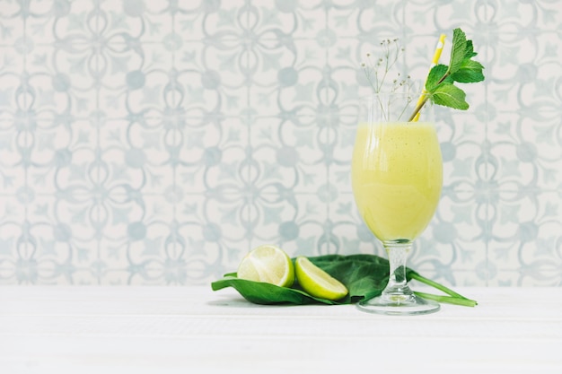 Photo gratuite smoothie délicieux d'été au citron