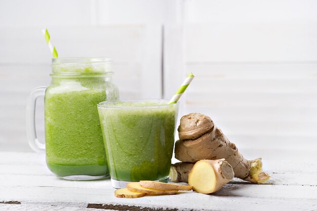 Photo gratuite smoothie détox vert. recettes de smoothies pour une perte de poids rapide