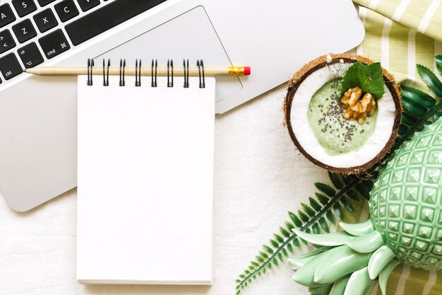 Smoothie d&#39;été à la noix de coco avec bloc-notes