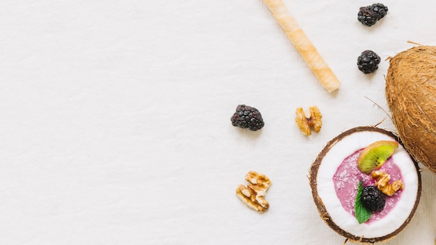 Smoothie d&#39;été à la noix de coco avec copyspace