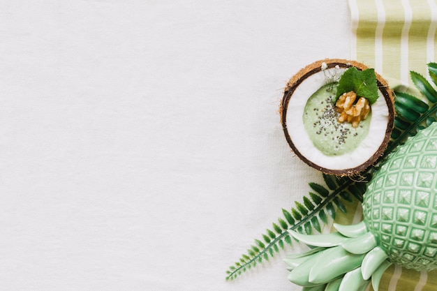 Smoothie d&#39;été à la noix de coco et à la surface