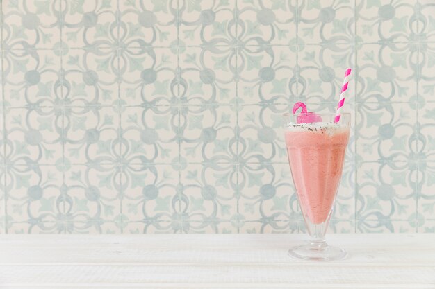 Smoothie d&#39;été rose avec surface à gauche