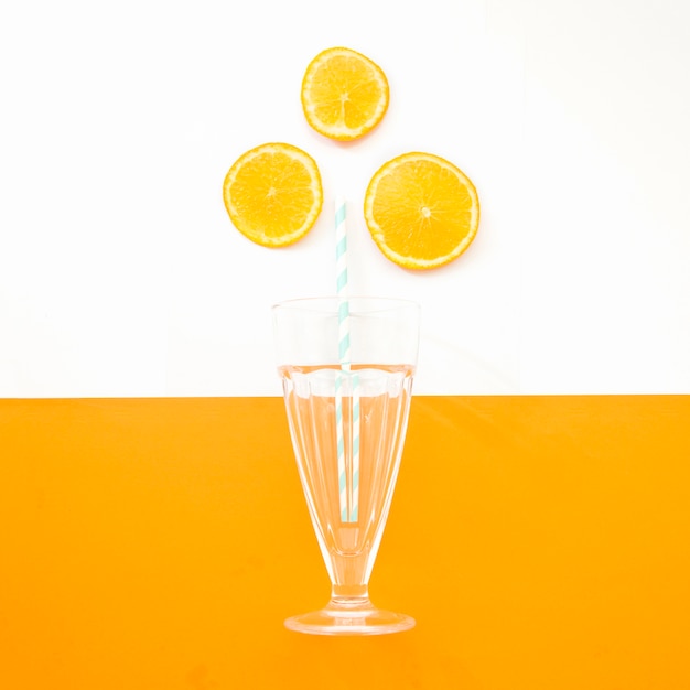 Photo gratuite smoothie d'été avec des tranches de citron