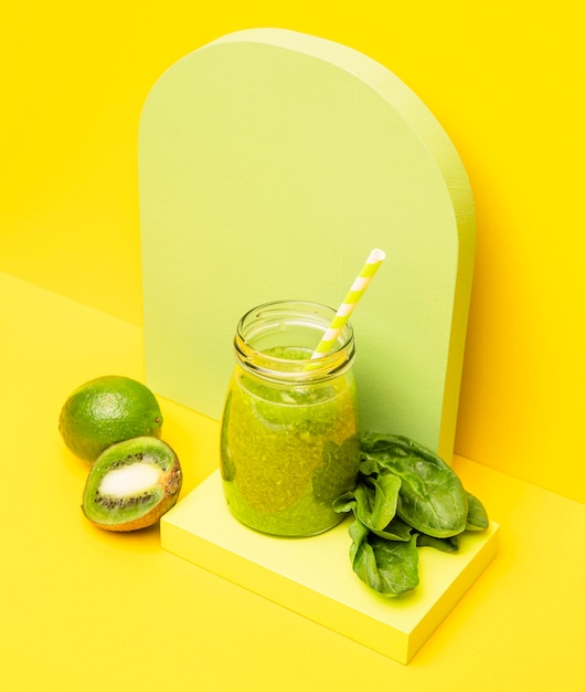 Photo gratuite smoothie frais au kiwi en pot