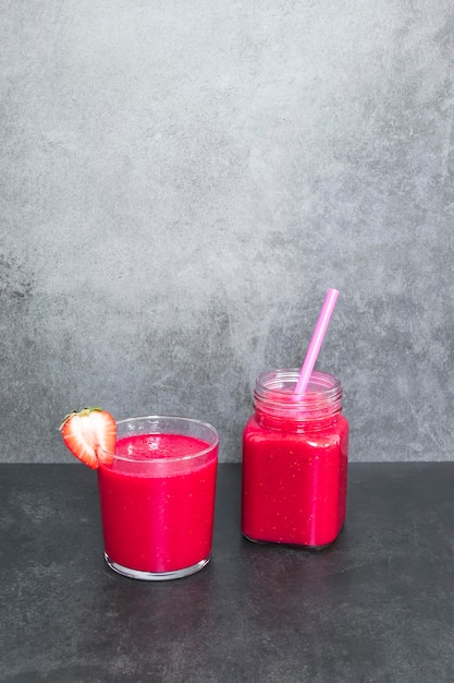 Smoothie frais aux fraises sur table