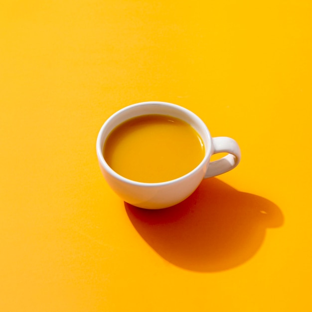 Smoothie frais dans une tasse blanche