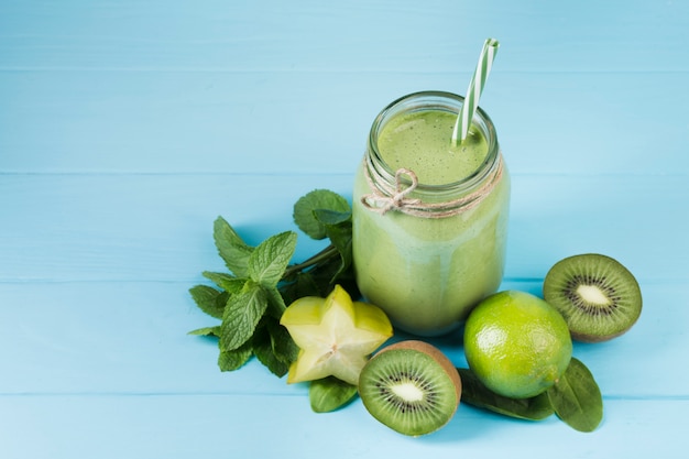 Photo gratuite smoothie frais vue de dessus vert sur fond bleu