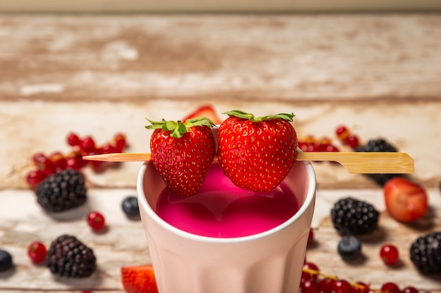Photo gratuite smoothie fraise à angle élevé en gros plan tasse