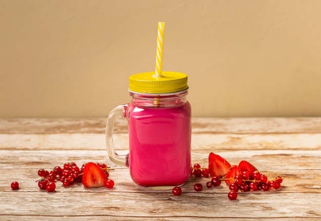 Photo gratuite smoothie fraise vue de face