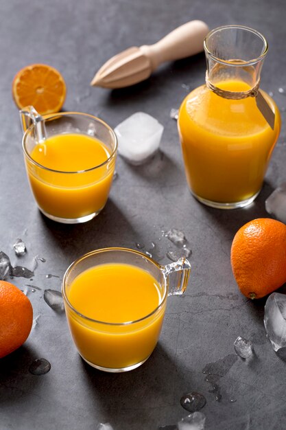 Smoothie orange à angle élevé sur la table