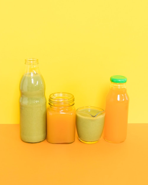 Smoothie orange et kiwi nutritif sur table