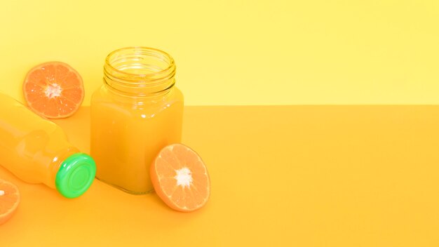 Smoothie orange nutritif avec copie-espace