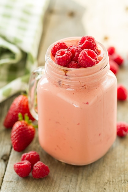 Smoothie à la paille et aux framboises