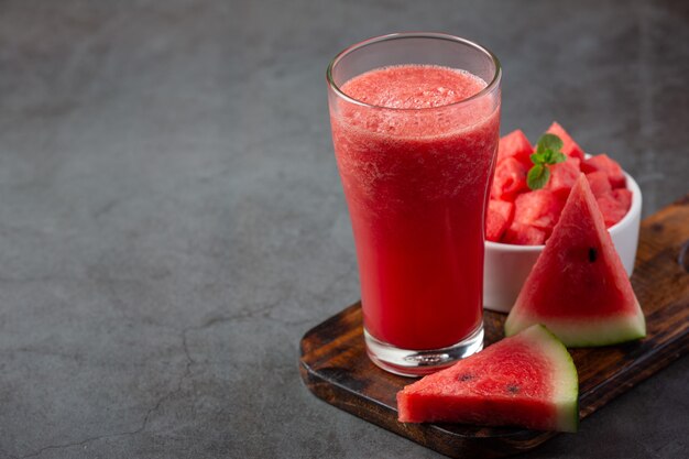 Smoothie à la pastèque froide sur fond sombre