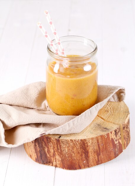 Smoothie pêche aux pailles