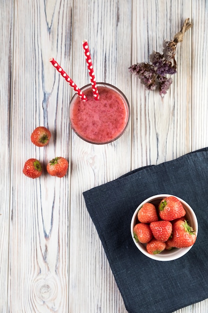 Photo gratuite smoothie plat aux fraises sur table en bois