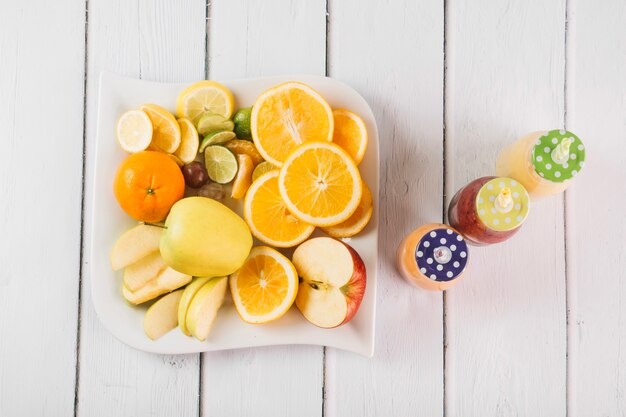 Smoothie près de fruits coupés